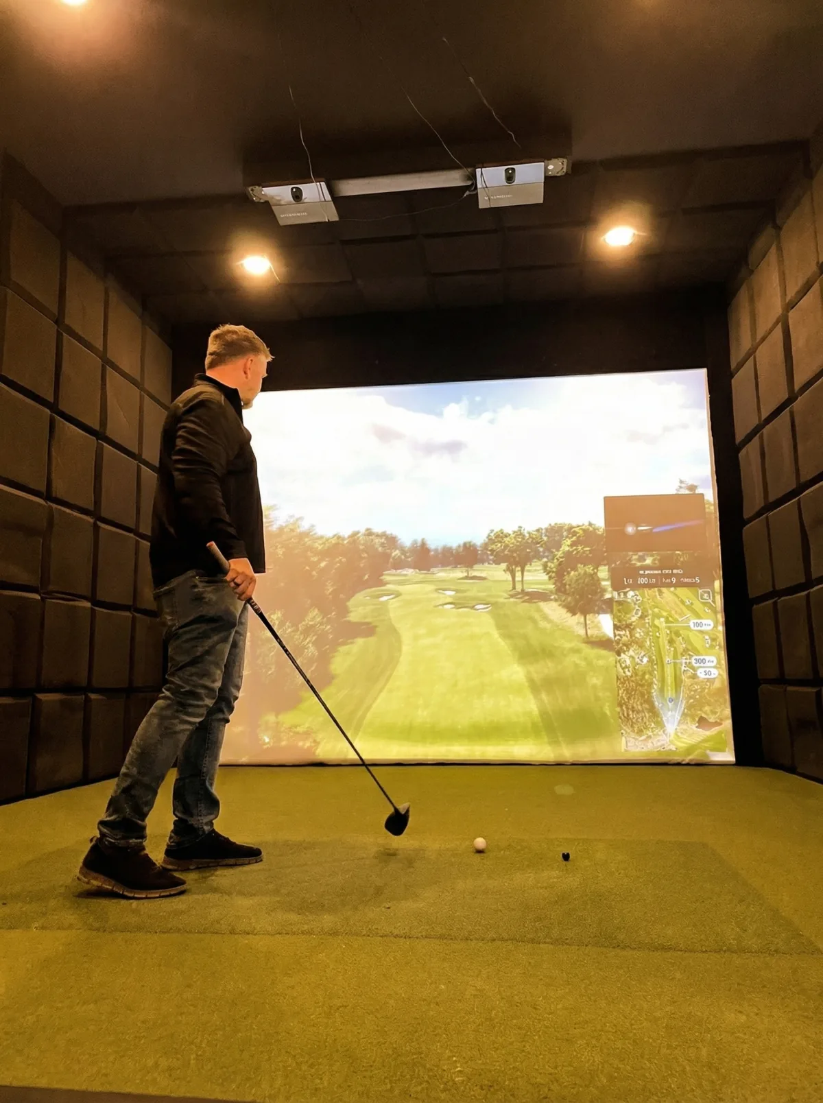 A member in one of the four TrackMan bays